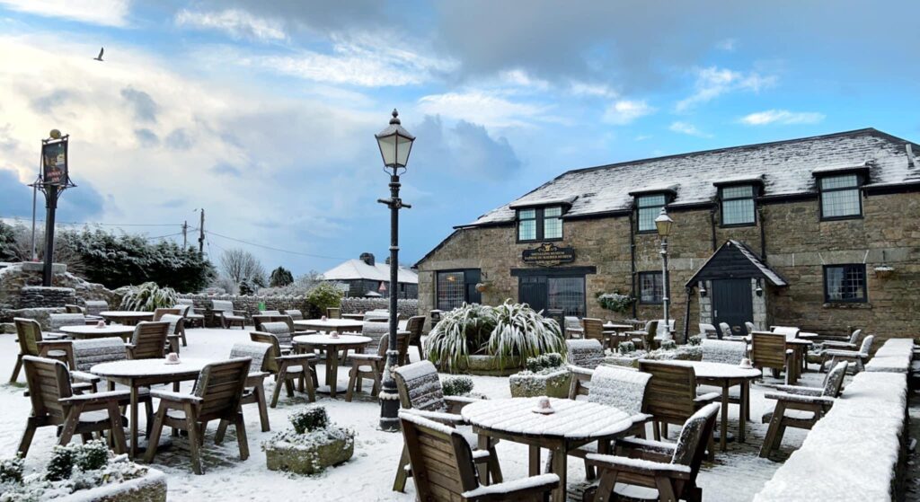 Snow-in-the-courtyard